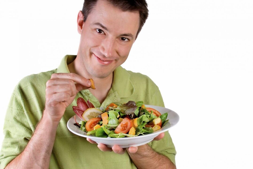 男性效力的蔬菜沙拉